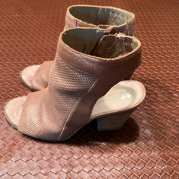 Elegant Women's Naturalizer Peep-Toe Heeled Sandals - Rose Gold - Picture 3 of 6